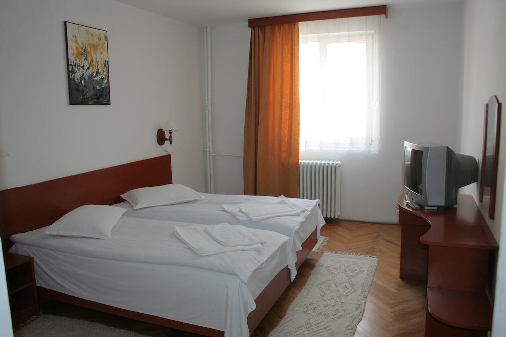 Hotel Merkur Miercurea Ciuc Habitación foto
